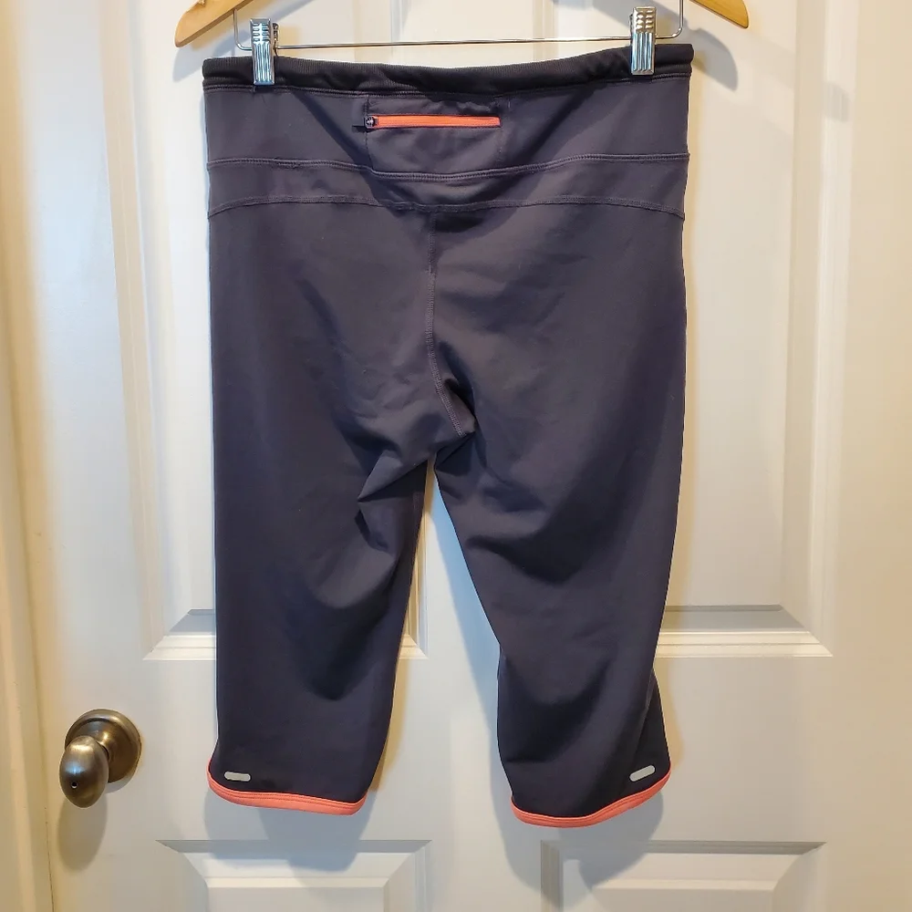 Old Navy women Active cropped pants. Size Large‎